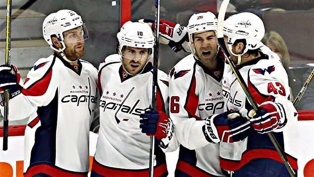 Mike Richards (10) l'un des marqueurs des Capitals Mike Richards (10) l'un des marqueurs des Capitals