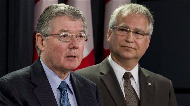 Le président du CNRC, John McDougall (à gauche), en compagnie de l'ex-ministre d'État aux Sciences et à la Technologie, Gary Goodyear. (archives) Le président du CNRC, John McDougall (à gauche), en compagnie de l'ex-ministre d'État aux Sciences et à la Technologie, Gary Goodyear. (archives)