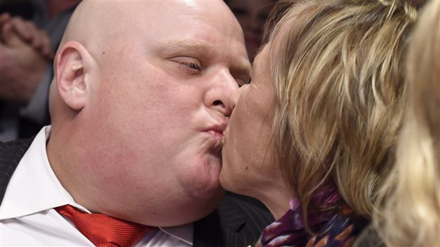 Rob Ford embrasse sa femme, Renata, après avoir perdu ses cheveux à cause de la chimiothérapie. Rob Ford embrasse sa femme, Renata, après avoir perdu ses cheveux à cause de la chimiothérapie.