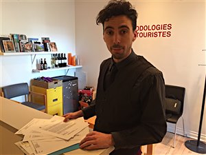 Le directeur de la MDA, Éric Plamondon, dit que la Ville de Winnipeg met en péril l'avenir de la galerie d'art. Le directeur de la MDA, Éric Plamondon, dit que la Ville de Winnipeg met en péril l'avenir de la galerie d'art.