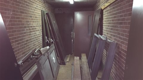 L'une des deux bouche du tunnel est maintenant fermée. L'une des deux bouche du tunnel est maintenant fermée.