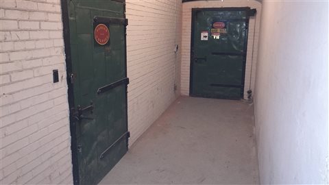 Une section du tunnel est encore authentique. Les portes anciennes rappellent que nous nous trouvons dans un édifice historique. Une section du tunnel est encore authentique. Les portes anciennes rappellent que nous nous trouvons dans un édifice historique.