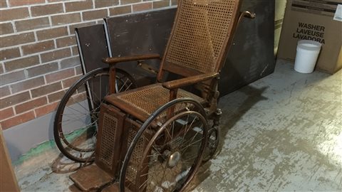 Le tunnel renferme quelques surprises: ce fauteuil roulant a sans doute eu de meilleurs jours. Le tunnel renferme quelques surprises: ce fauteuil roulant a sans doute eu de meilleurs jours.