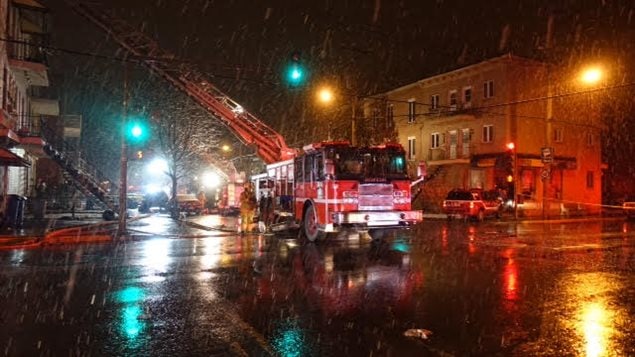 Les pompiers de Montréal ont répondu à l'appel des policiers du SPVM qui ont eux-mêmes découvert le début d'incendie en raison d'une odeur de fumée. Les pompiers de Montréal ont répondu à l'appel des policiers du SPVM qui ont eux-mêmes découvert le début d'incendie en raison d'une odeur de fumée.