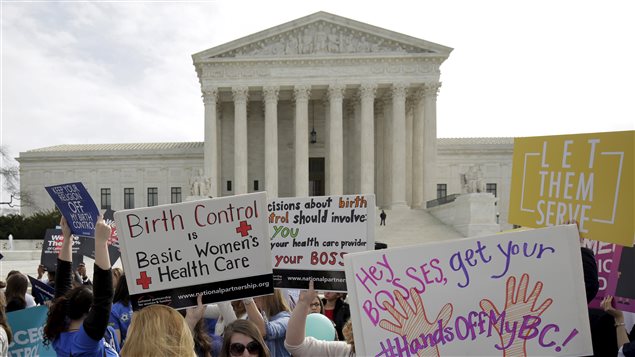 Des groupes de femmes manifestent devant la Cour suprême où des groupes religieux réclament de ne pas financer la contraception avec Obamacare. Des groupes de femmes manifestent devant la Cour suprême où des groupes religieux réclament de ne pas financer la contraception avec Obamacare.