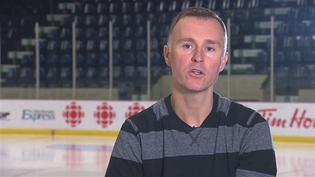 Jocelyn Thibault n'a pu éviter une opération. Jocelyn Thibault n'a pu éviter une opération.
