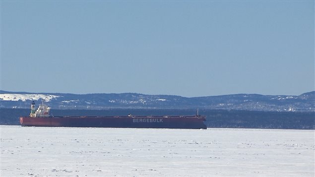 Un minéralier dans la baie de Sept-Îles Un minéralier dans la baie de Sept-Îles