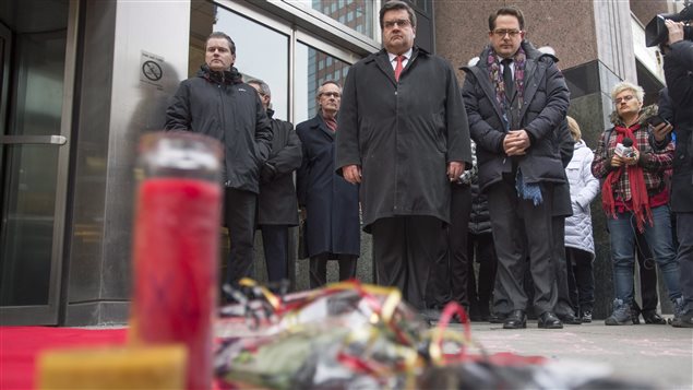 Le maire de Montréal Denis Coderre et le consul belge Karl Dhaene se recueillent devant le Consulat général de Belgique. Le maire de Montréal Denis Coderre et le consul belge Karl Dhaene se recueillent devant le Consulat général de Belgique.