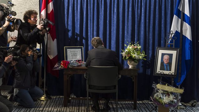 Le maire de Toronto, John Tory, signe le livre de condoléances pour Rob Ford à l'hôtel de ville. Le maire de Toronto, John Tory, signe le livre de condoléances pour Rob Ford à l'hôtel de ville.