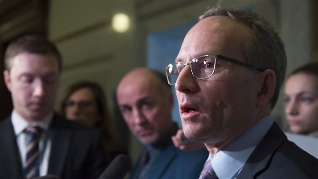 Le ministre de la Sécurité publique et des Affaires municipales du Québec, Martin Coiteux, répond aux questions sur le projet de loi 64. Le ministre de la Sécurité publique et des Affaires municipales du Québec, Martin Coiteux, répond aux questions sur le projet de loi 64.