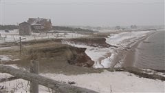 Des résidences vulnérables à l'érosion des berges, Gros-Cap, Îles-de-la-Madeleine Des résidences vulnérables à l'érosion des berges, Gros-Cap, Îles-de-la-Madeleine