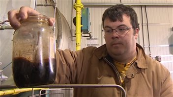 Matt Cugnet montre le pétrole qu'il vend présentement à 24$ du baril. Matt Cugnet montre le pétrole qu'il vend présentement à 24$ du baril.