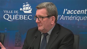 Régis Labeaume affirme qu'il entend écouter ce que le CIO a à dire. Régis Labeaume affirme qu'il entend écouter ce que le CIO a à dire.