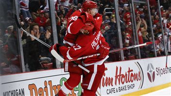 Anthony Mantha saute dans les bras de Brad Richards pour célébrer son premier but dans la LNH. Anthony Mantha saute dans les bras de Brad Richards pour célébrer son premier but dans la LNH.