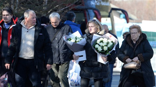 Des proches de victimes arrivant sur les lieux de la commémoration, à Le Vernet, en France Des proches de victimes arrivant sur les lieux de la commémoration, à Le Vernet, en France