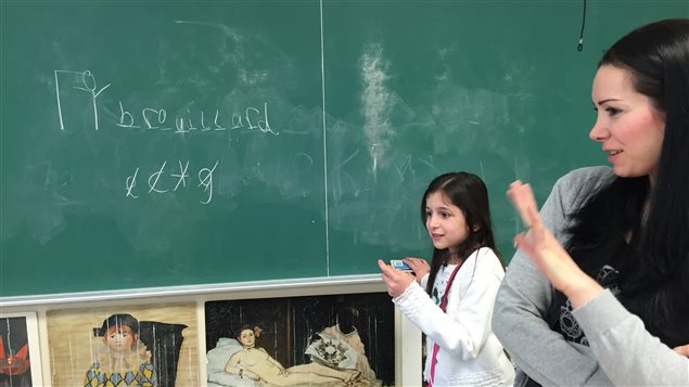 Ayda sa mère dans un atelier Ayda sa mère dans un atelier