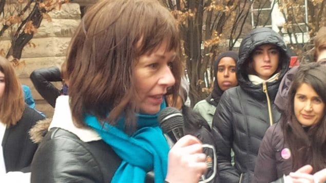 Lucy DeCoutere s'est adressée aux manifestants jeudi soir. Lucy DeCoutere s'est adressée aux manifestants jeudi soir.