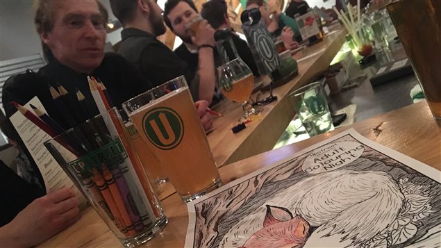 Des gens assis à un bar Des gens assis à un bar
