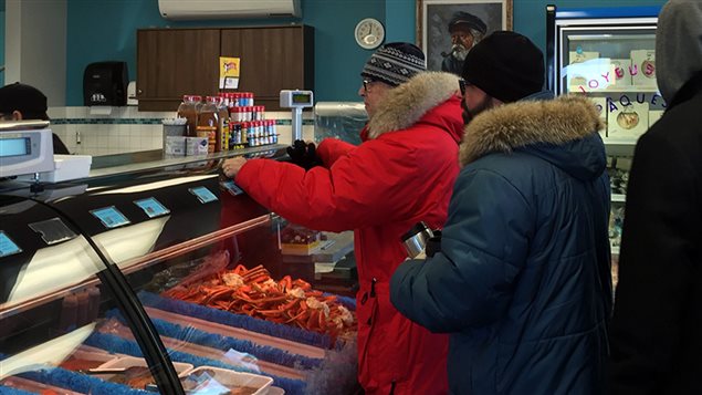Les comptoirs remplis de crabe risquent de se vider rapidement. À la Poissonnerie Gagnon, les pêcheurs ont ramené 870 kg de crabe. Les comptoirs remplis de crabe risquent de se vider rapidement. À la Poissonnerie Gagnon, les pêcheurs ont ramené 870 kg de crabe.