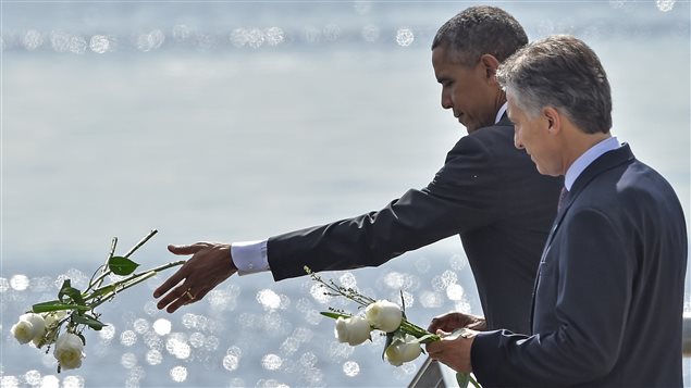 Les présidents Obama et Macri ont lancé des roses blanches le Rio de la Plata, en hommage aux victimes de la dictature. Les présidents Obama et Macri ont lancé des roses blanches le Rio de la Plata, en hommage aux victimes de la dictature.
