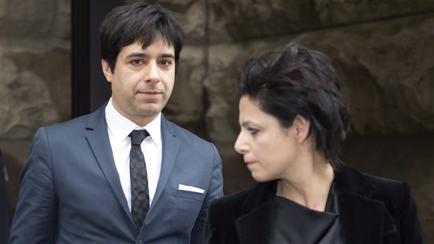 Jian Ghomeshi quitte le palais de justice après avoir entendu son jugement. Jian Ghomeshi quitte le palais de justice après avoir entendu son jugement.