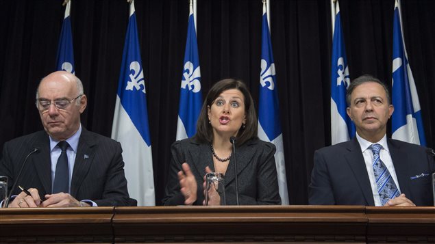 De gauche à droite : le ministre des Transports, Jacques Daoust, la ministre d ela Justice, Stéphanie Vallée, le président du Conseil du Trésor, Sam Hamad De gauche à droite : le ministre des Transports, Jacques Daoust, la ministre d ela Justice, Stéphanie Vallée, le président du Conseil du Trésor, Sam Hamad
