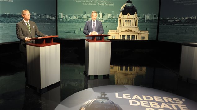 Le chef du Parti Saskatchewan Brad Wall (à gauche) et le chef du Nouveau Parti démocratique Cam Broten. Le chef du Parti Saskatchewan Brad Wall (à gauche) et le chef du Nouveau Parti démocratique Cam Broten.