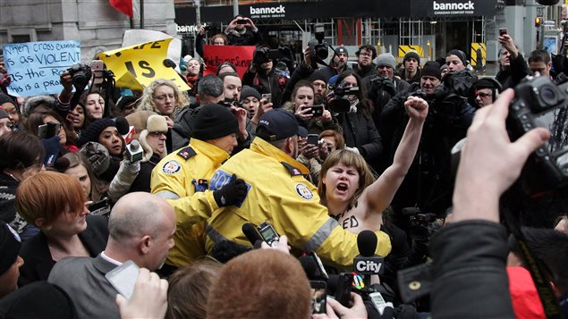 Une militante Femen a perturbé la conférence de presse du procureur de la Couronne. Une militante Femen a perturbé la conférence de presse du procureur de la Couronne.