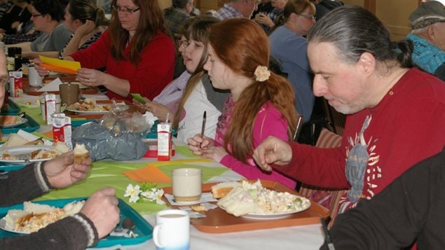 À Matane comme ailleurs au Québec, des gens de tous âges et de toutes conditions sont venus partage un repas pour souligner la Journée nationale des cusisines collectives. À Matane comme ailleurs au Québec, des gens de tous âges et de toutes conditions sont venus partage un repas pour souligner la Journée nationale des cusisines collectives.