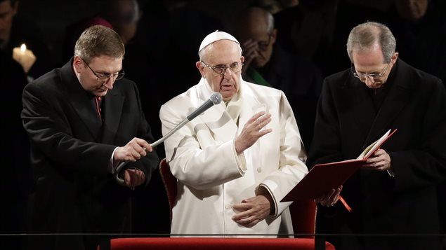 Bénédiction papale lors de la procession du Vendredi saint à Rome, le 25 mars. Bénédiction papale lors de la procession du Vendredi saint à Rome, le 25 mars.