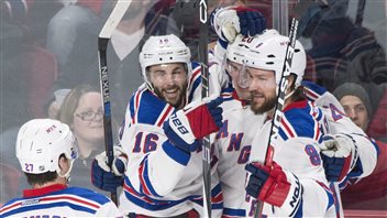 Chris Kreider célèbre un de ses buts avec Derick Brassard, Kevin Klein et Ryan McDonagh. Chris Kreider célèbre un de ses buts avec Derick Brassard, Kevin Klein et Ryan McDonagh.