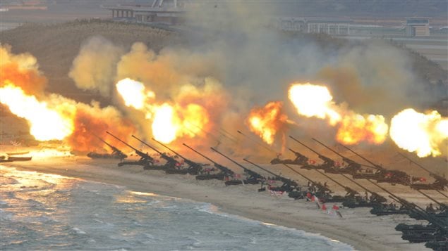 Cette image a été transmise par l'agence de nouvelles officielle de la Corée du Nord, le 25 mars 2016, et montre de l'artillerie en train d'envoyer des projectiles. Cette image a été transmise par l'agence de nouvelles officielle de la Corée du Nord, le 25 mars 2016, et montre de l'artillerie en train d'envoyer des projectiles.