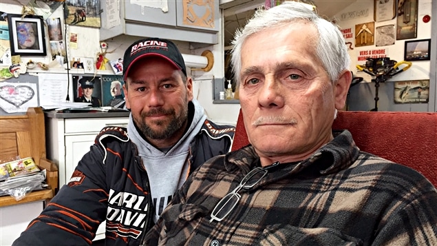 Éric Lacelle, propriétaire de Chez Yvon Menés, en compagnie de son père Yvon. Éric Lacelle, propriétaire de Chez Yvon Menés, en compagnie de son père Yvon.