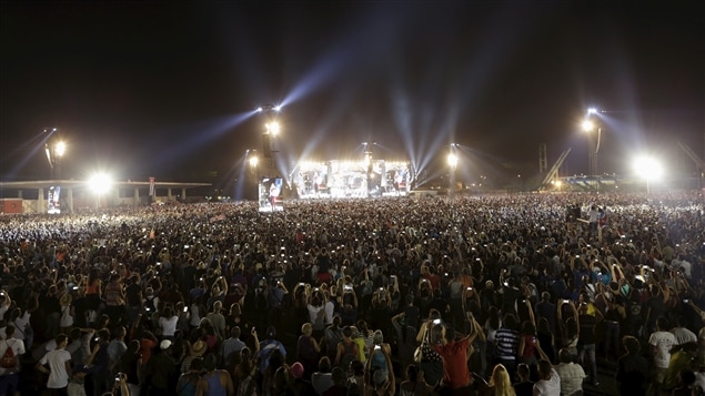 La foule était estimée à 500 000 personnes, presque autant d'écrans de téléphones cellulaires apparaissent sur la photo. La foule était estimée à 500 000 personnes, presque autant d'écrans de téléphones cellulaires apparaissent sur la photo.