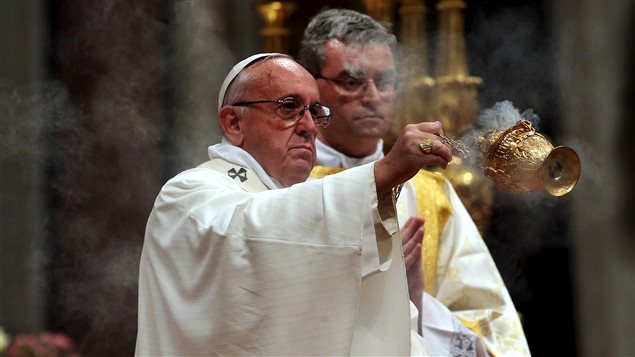 Le pape François lors de la messe de la veillée pascale dans la basilique Saint-Pierre de Rome Le pape François lors de la messe de la veillée pascale dans la basilique Saint-Pierre de Rome