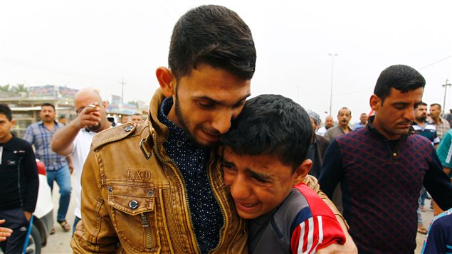 Des proches des victimes pleurent la mort de leurs amis ou de membres de leur famille après l'attentat-suicide survenu vendredi dans un stade de soccer. Des proches des victimes pleurent la mort de leurs amis ou de membres de leur famille après l'attentat-suicide survenu vendredi dans un stade de soccer.