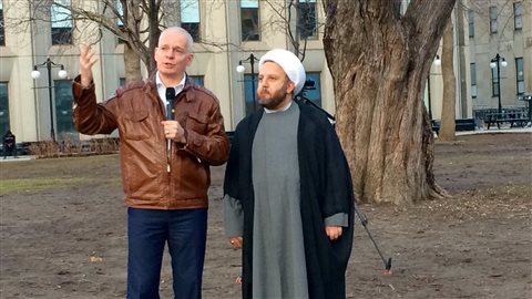 Le pasteur Ken Godon et l'imam Ali Sbeiti ont fait un discours commun. Le pasteur Ken Godon et l'imam Ali Sbeiti ont fait un discours commun.
