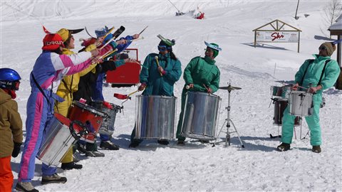 Le groupe de percussionnistes Beding Bedang insuffle du rythme aux célébrations du 25e anniversaire de la station touristique Pin Rouge Le groupe de percussionnistes Beding Bedang insuffle du rythme aux célébrations du 25e anniversaire de la station touristique Pin Rouge