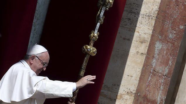 Le pape François donnant la bénédiction pascale urbi et orbi, le 27 mars 2016. Le pape François donnant la bénédiction pascale urbi et orbi, le 27 mars 2016.