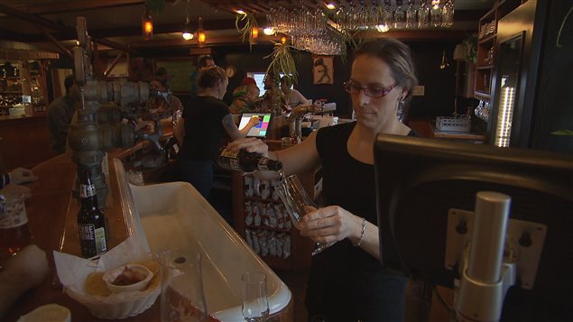 Elise-Cornellier-Bernier est copropriétaire de la microbrasserie À l'abri de la Tempête, aux Îles-de-la-Madeleine Elise-Cornellier-Bernier est copropriétaire de la microbrasserie À l'abri de la Tempête, aux Îles-de-la-Madeleine