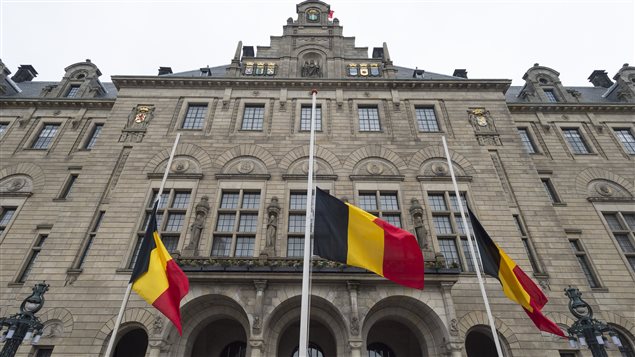 Les drapeaux belges ont été mis en berne devant l'hôtel de ville de Rotterdam après les attentats de Paris (23 mars 2016) Les drapeaux belges ont été mis en berne devant l'hôtel de ville de Rotterdam après les attentats de Paris (23 mars 2016)