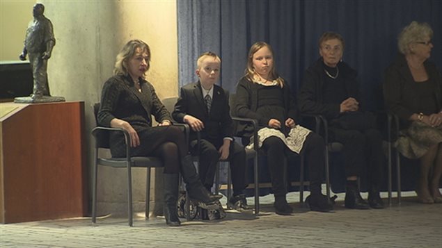 Après avoir rendu hommage à Rob Ford, les Torontois peuvent offrir leurs condoléances à sa famille, dont sa femme et ses enfants Après avoir rendu hommage à Rob Ford, les Torontois peuvent offrir leurs condoléances à sa famille, dont sa femme et ses enfants