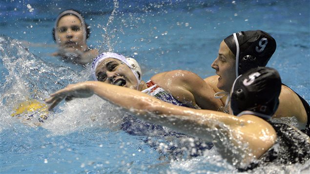L'équipe canadienne de water-polo féminin avec le bonnet noir L'équipe canadienne de water-polo féminin avec le bonnet noir