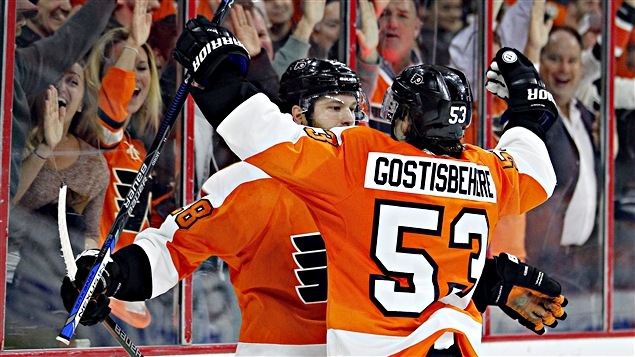 Shayne Gostisbehere félicite Claude Giroux après son but Shayne Gostisbehere félicite Claude Giroux après son but