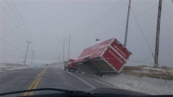 Les forts vents aux Îles-de-la-Madeleine ont causé un accident de la route, selon une photo prise le 29 mars 2016 par une résidente de la région, Diane Hébert. Les forts vents aux Îles-de-la-Madeleine ont causé un accident de la route, selon une photo prise le 29 mars 2016 par une résidente de la région, Diane Hébert.
