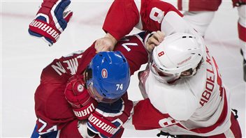 Alexei Emelin et Justin Abdelkader se sont battus en deuxième période. Alexei Emelin et Justin Abdelkader se sont battus en deuxième période.