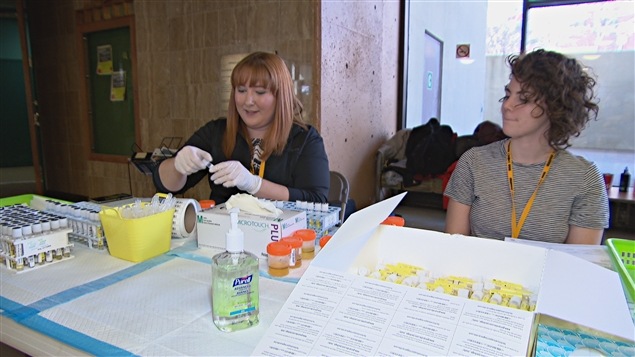 Des étudiants de quatre campus collégiaux et universitaires à Ottawa tentent de battre un record du monde. Des étudiants de quatre campus collégiaux et universitaires à Ottawa tentent de battre un record du monde.