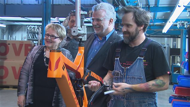 Francyne T. Gobeil est accompagnée du premier ministre Philippe Couillard Francyne T. Gobeil est accompagnée du premier ministre Philippe Couillard