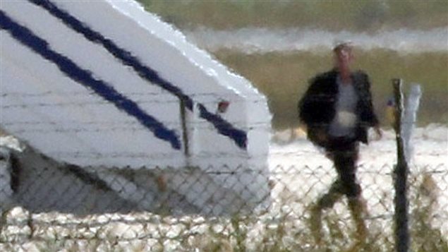 Des premières images du responsable du détournement de l'avion d'EgyptAir à sa sortie de l'appareil. Des premières images du responsable du détournement de l'avion d'EgyptAir à sa sortie de l'appareil.