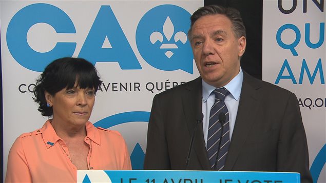 La candidate Hélène Girard et le chef de la Coalition avenir Québec, François Legault La candidate Hélène Girard et le chef de la Coalition avenir Québec, François Legault